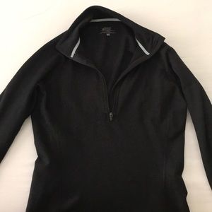 Small black Patagonia pullover-lightweight